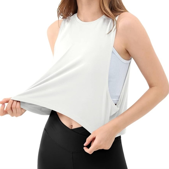 2 crop tanks - Picture 2 of 7